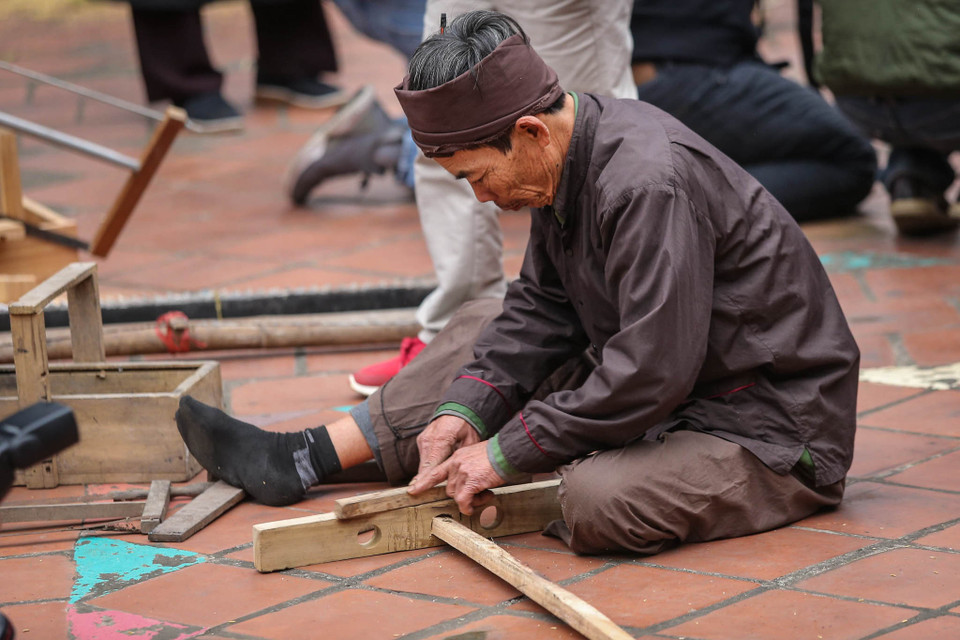 Không chỉ trình diễn trâu rơm bò rạ, hai làng Bích Đại và Đồng Vệ còn có trò trình tứ dân chi nghiệp với các vai: nông dân, thầy đồ và học trò, thợ mộc, lái buôn tượng trưng cho bốn tầng lớp trong xã hội: sĩ, nông, công, thương. (Ảnh: PV/Vietnam+)