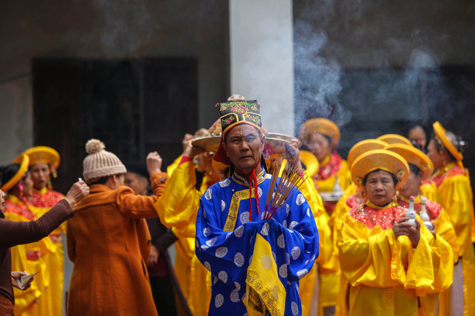 Rơm rạ đã được chuẩn bị từ mùa gặt năm trước và bện thành trâu, bò vào dịp cuối năm. Trâu rơm, bò rạ được buộc theo một cái cày đã tháo lưỡi. Một người đàn ông sẽ đóng vai trâu, bò, một người đàn ông khác cầm cày đi sau. (Ảnh: PV/Vietnam+)