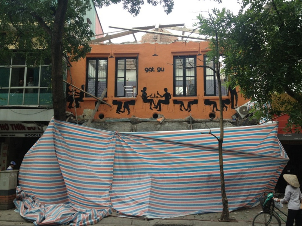 Căn nhà 2 tầng tại số 2D Quang Trung (Hoàn Kiếm, Hà Nội) đang trong quá trình tháo dỡ bất ngờ bị đổ sập khiến nhiều người hốt hoảng. (Ảnh Minh Sơn/Vietnam+)