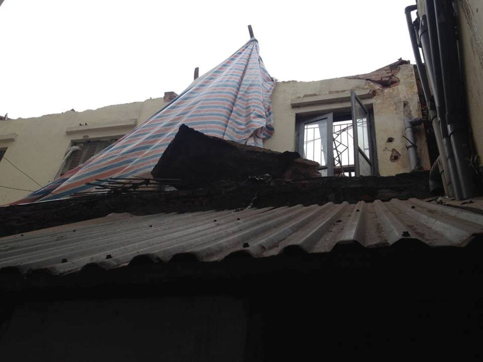 Theo lời các hộ dân xung quanh, ngôi nhà đã được tháo dỡ gần xong nhưng hôm nay bất ngờ xảy ra sự cố đáng tiếc trên. (Ảnh Minh Sơn/Vietnam+)