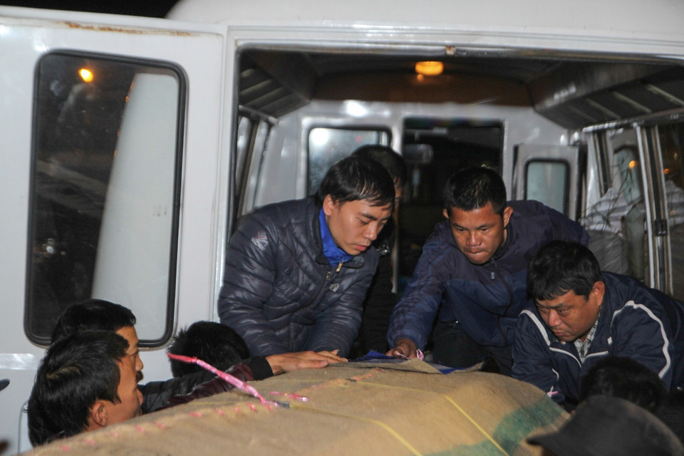 Phải đến 20 giờ cùng ngày, thi hài anh Đạt mới được chuyển ra. Dự kiến, linh cữu sẽ được chuyển về Hải Phòng trong đêm để sáng 11/12 có thể tổ chức đám tang. (Ảnh Minh Sơn/Vietnam+)