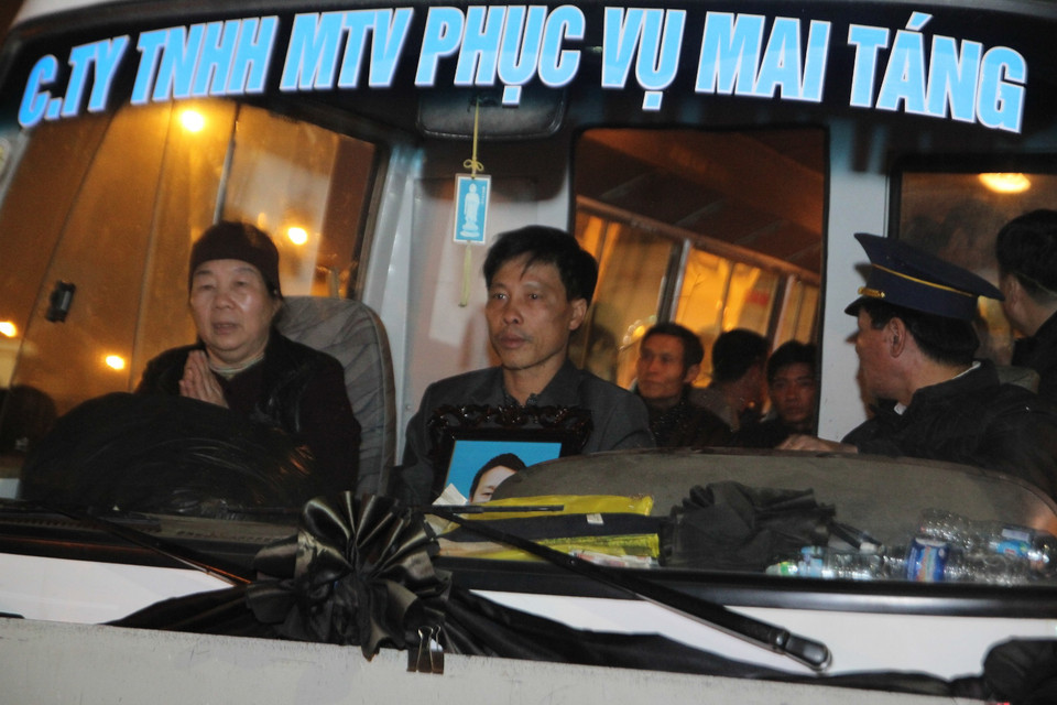 20 giờ 30 phút, thi thể anh Đạt được đưa về Hải Phòng và sẽ được gia đình an táng theo phong tục địa phương. (Ảnh Minh Sơn/Vietnam+)