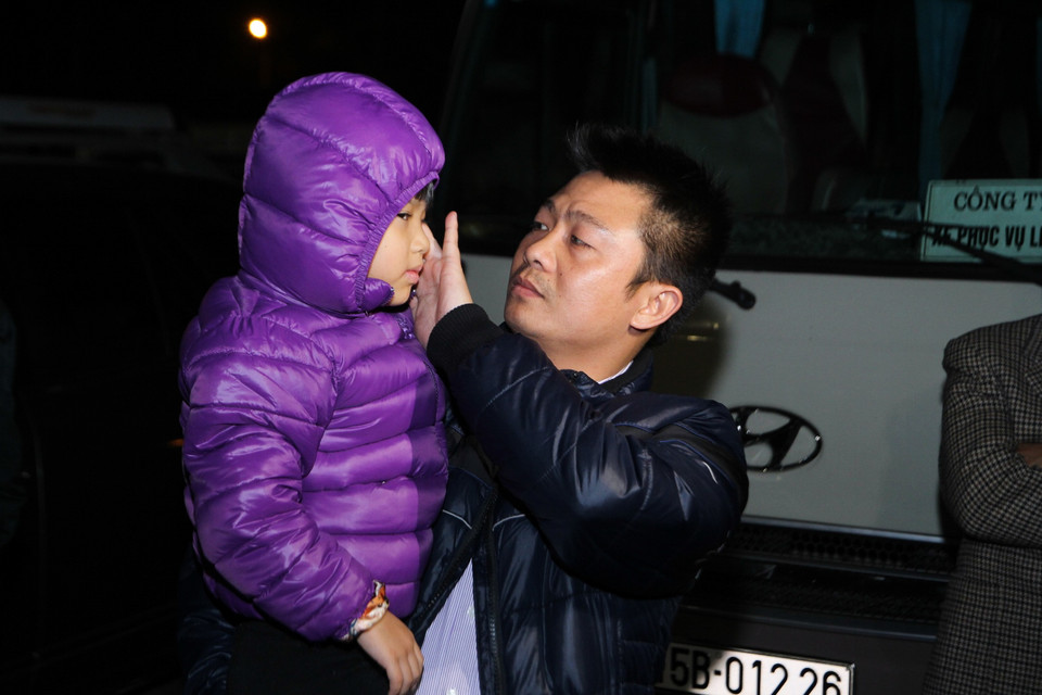 Bé Trần Ngọc Diệp (5 tuổi) con gái lớn của anh Đạt cũng được người thân đưa ra sân bay đón bố. (Ảnh Minh Sơn/Vietnam+)