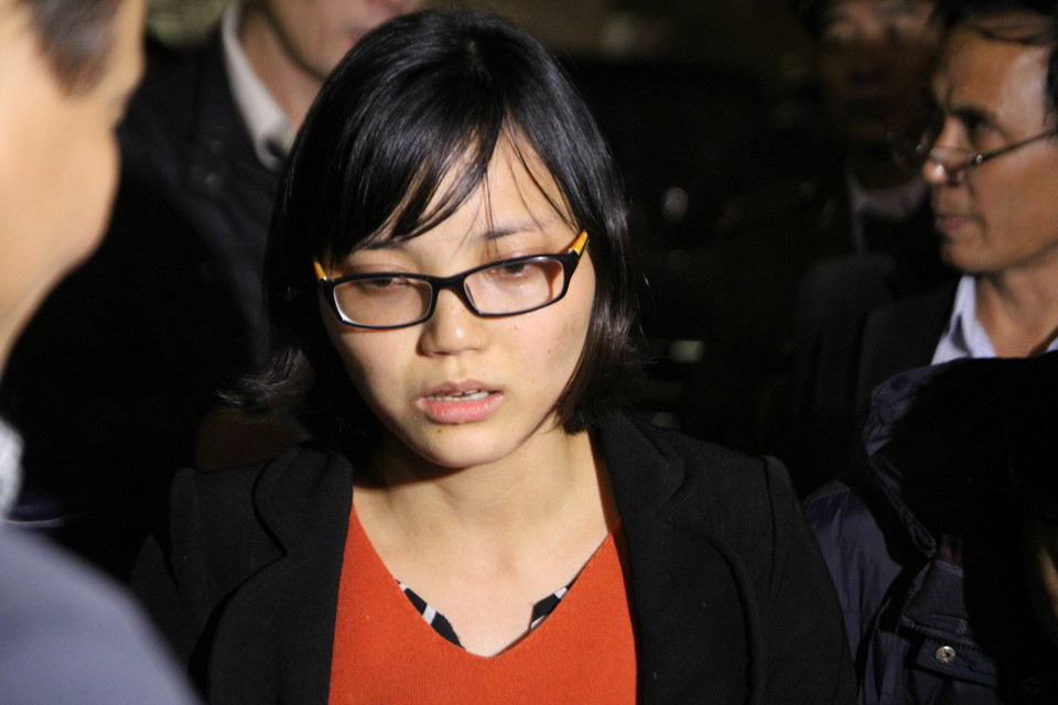 Chị Bùi Thị Huyền (31 tuổi), vợ anh Đạt sáng sớm đã sang Singapore đón thi hài chồng về. Chị ra ngoài đầu tiên, vẻ mặt chưa hết bàng hoàng, sửng sốt cho biết linh cữu vẫn đang làm thủ tục, vẫn chưa được xuất kho. (Ảnh Minh Sơn/Vietnam+)