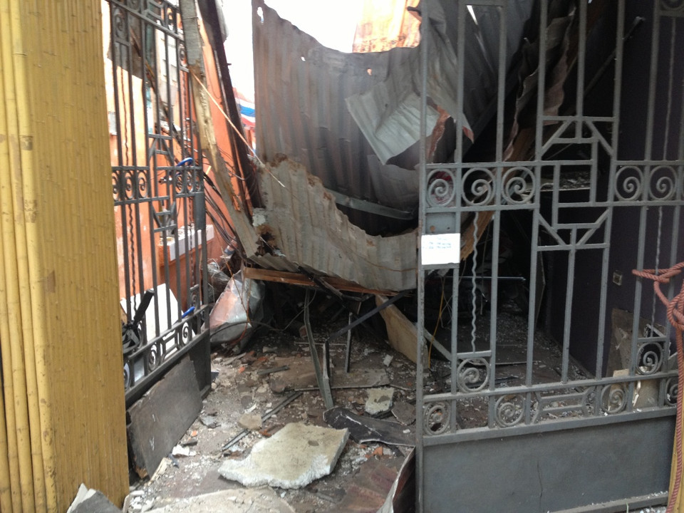 Theo ghi nhận tại hiện trường, có khoảng 2 chiếc xe máy bị đè nát cùng nhiều vật dụng khác bị hư hỏng rất may không có thiệt hại gì về người. (Ảnh Minh Sơn/Vietnam+)