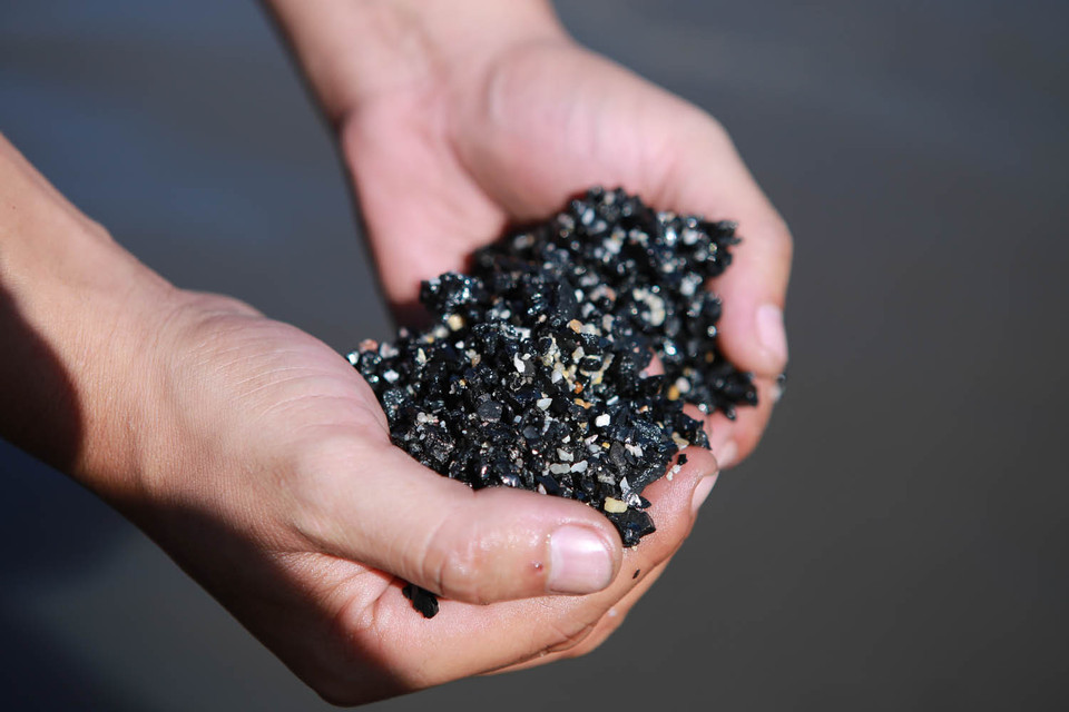 Loại than vụn này được bán với giá chỉ 300 - 400 ngàn/tấn. Nếu chăm chỉ, một người có thể kiếm cả triệu đồng mỗi ngày. (Ảnh: Minh Sơn/Vietnam+)