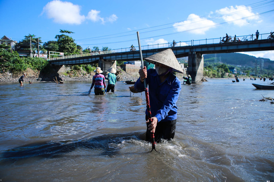 Than trôi xuống sông chủ yếu của Nhà máy than Cọc 6, Cao Sơn, Mông Dương. (Ảnh: Minh Sơn/Vietnam+)