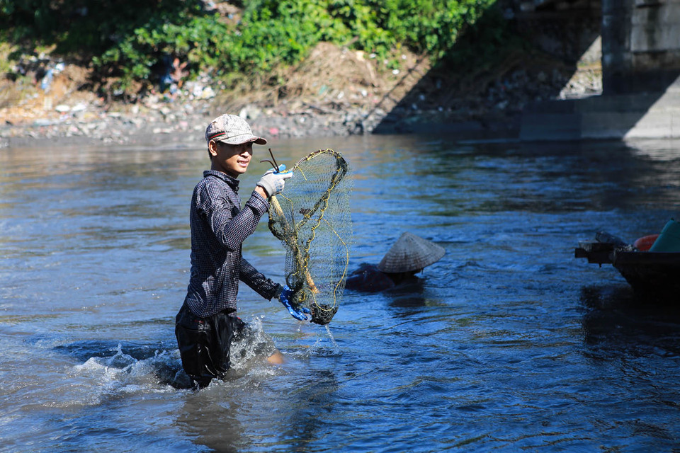 Cơn lũ đã đi qua gần 1 tuần, nước sông đã thôi chảy xiết nhưng vẫn tiềm ẩn rất nhiều nguy cơ. (Ảnh: Minh Sơn/Vietnam+)