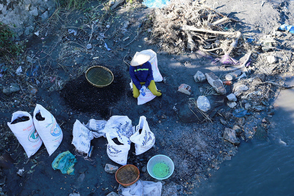 Chị Thảo, một người dân tại khu 4, phường Mông Dương cho biết, chị thấy nhiều người đi mót than quá nên cũng làm theo để kiếm thêm thu nhập. (Ảnh: Minh Sơn/Vietnam+)