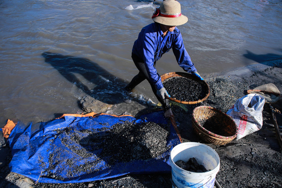 Người dân Mông Dương phải sàng k​ỹ trước khi gom than vào trong bao tải. Than cục được bán với giá từ 1,3 triệu đồng/tấn. (Ảnh: Minh Sơn/Vietnam+)