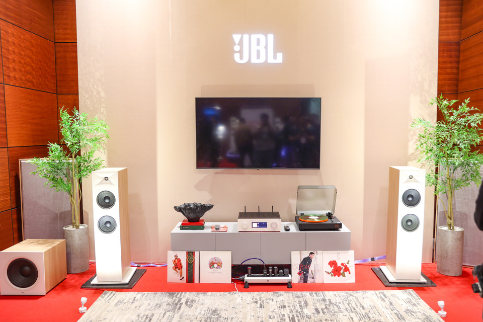 Gian hàng của JBL với dàn loa đầy tính thời thượng, bắt nhịp xu thế hiện đại. (Ảnh: Minh Sơn/Vietnam+)