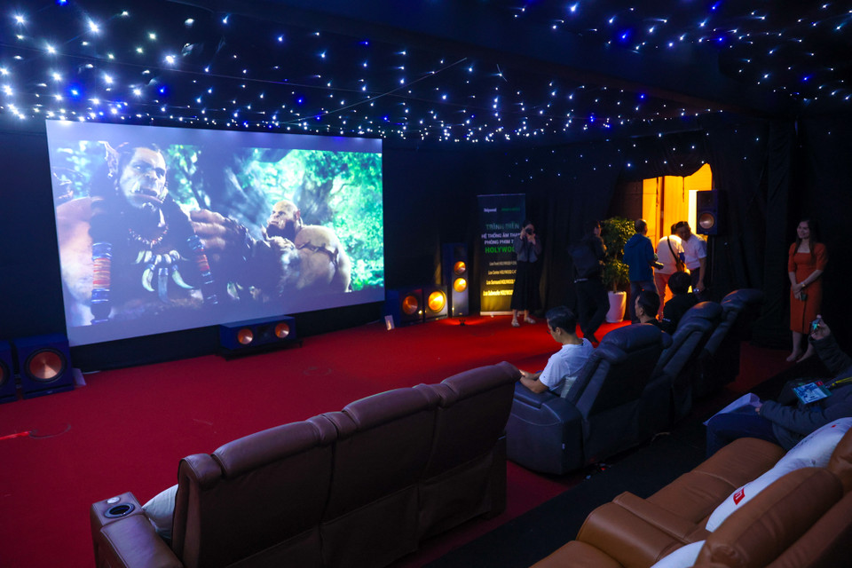 Như thường lệ, AVShow luôn có sự góp mặt của hàng loạt những dàn âm thanh và các bộ phối ghép hàng đầu thế giới đến từ những “ông lớn” trong làng hi-end thế giới như: Dynaudio, Moon, JBL, KEF, Wilson Benesch, Kharma, MBL, Thivanlabs, Mavis, Naim, Focal, Klipsch, Sumico, Kaiser, Elac, Magico, Mark Levinson, Cabasse, Paramax, Sony. (Ảnh: Minh Sơn/Vietnam+)