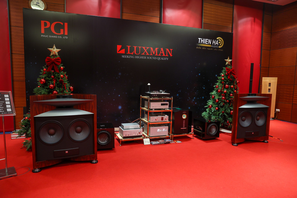 Mỗi gian hàng cũng là nơi trình diễn riêng biệt, cho phép khách tham quan dễ dàng thưởng thức chất lượng thực sự của các hệ thống giải trí. (Ảnh: Minh Sơn/Vietnam+)