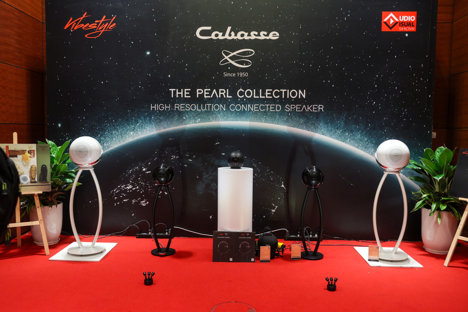 Các phòng trưng bày cũng chia thành các xu thế mới như ultra hi-end, các mặt hàng hi-fi ngoài những công nghệ hiện đại cũng bắt kịp xu thế hoài cổ, thuần analog trên các thiết bị, karaoke cũng tích hợp nhiều tính năng "all in one" tất cả các sản phẩm đều vì một mục tiêu thuận tiện, dễ dàng sử dụng. (Ảnh: Minh Sơn/Vietnam+)