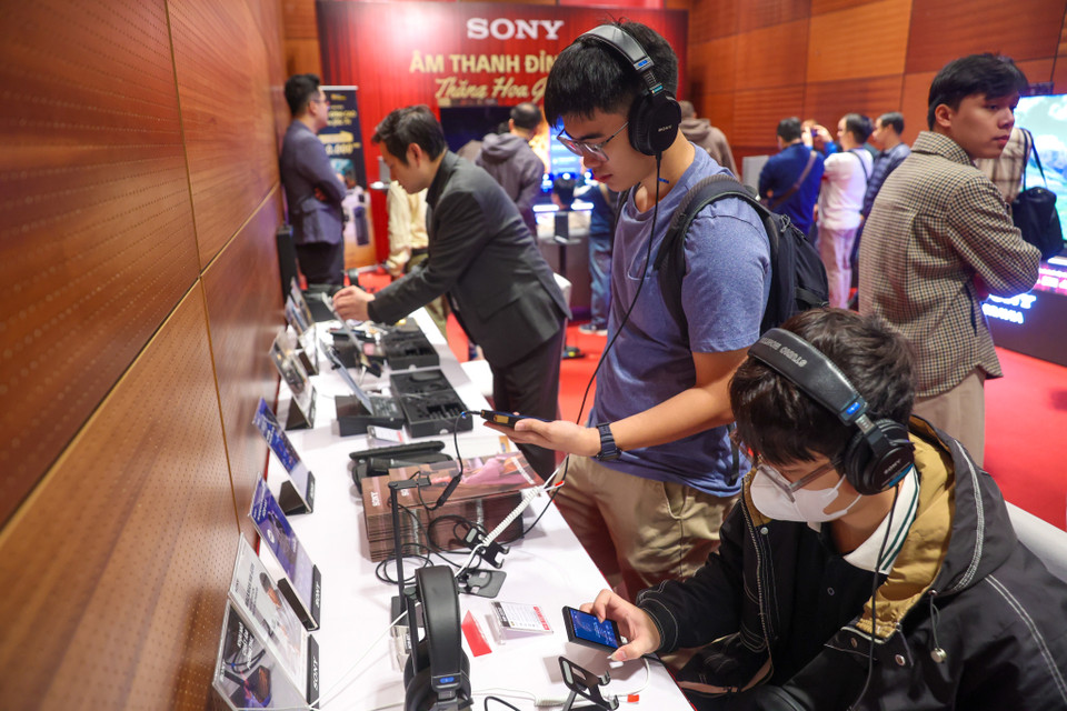 Audio Visual Equipment Show (AVShow) là triển lãm chuyên ngành về các thiết bị điện tử cao cấp được tổ chức thường niên 1 năm 2 lần. AVShow được tổ chức định kỳ tại Thành phố Hồ Chí Minh và Hà Nội giai đoạn cuối năm nhằm giới thiệu cho người tiêu dùng Việt Nam phong cách thưởng thức âm thanh, hình ảnh theo mô hình mang tầm cỡ quốc tế. (Ảnh: Minh Sơn/Vietnam+)