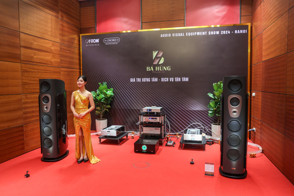 Trao đổi nhanh bên lề Triển lãm, bà Đỗ Như Quỳnh – đại diện đơn vị tổ chức cho biết, AVShow năm 2024, kỳ triển lãm thứ 23 này có tổng cộng 30 phòng triển lãm, quy tụ 23 đơn vị tham gia với các thương hiệu quen thuộc, đồng hành nhiều kỳ cùng AVShow. Đặc biệt, hai thương hiệu Việt được ưa chuộng trên thị trường cũng sẽ có mặt tại AVShow gồm: Paramax và Mavis - Thivanlabs. (Ảnh: Minh Sơn/Vietnam+)