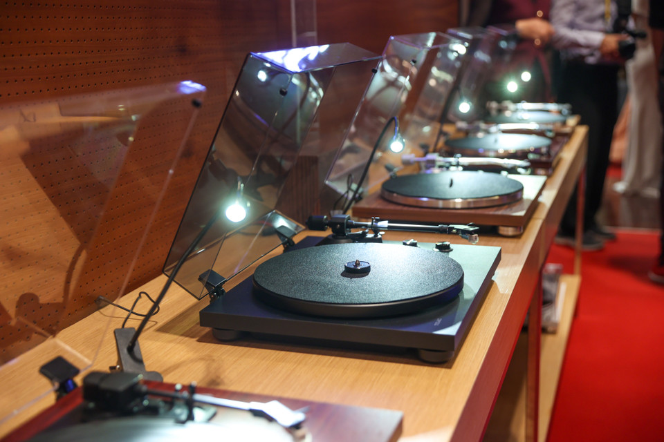 Một gian hàng trình diễn cũng như bày bán những thiết bị sử dụng đĩa than truyền thống. (Ảnh: Minh Sơn/Vietnam+)