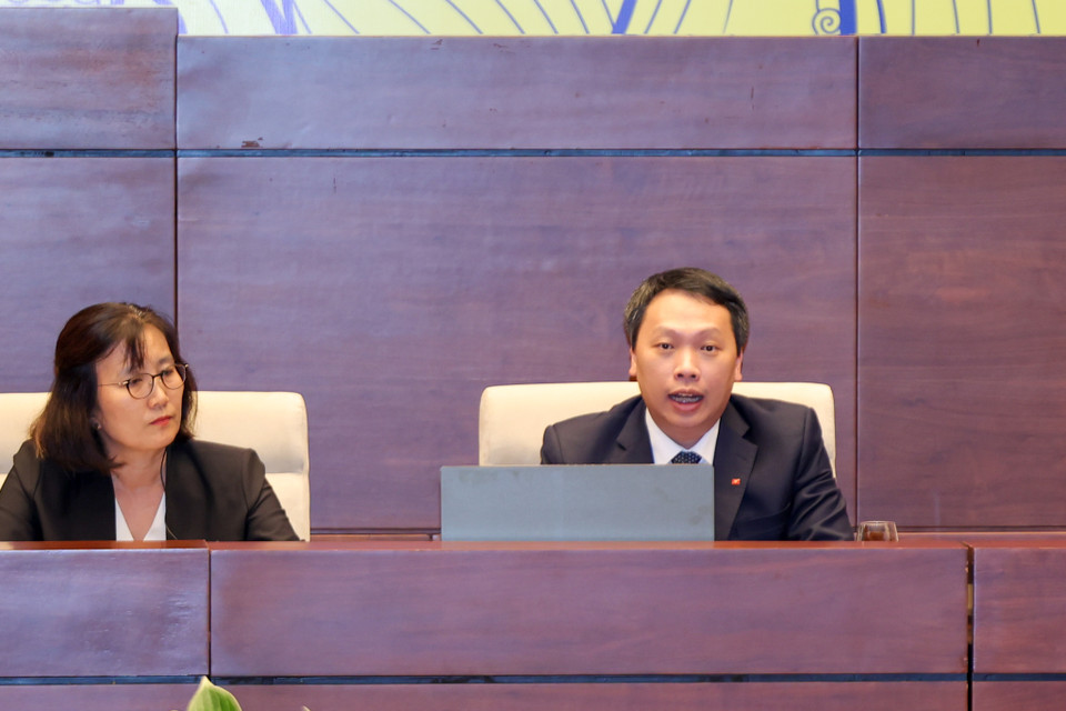 Thứ trưởng Bộ Thông tin và Truyền thông Nguyễn Huy Dũng phát biểu tại Tọa đàm. (Ảnh: Minh Sơn/Vietnam+)