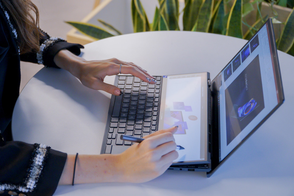 Tại Việt Nam, Asus Zenbook sẽ có 4 phiên bản, trong đó bản Base mang cấu hình Intel Core i5-1135G7, 8gb RAM + SSD NVME 512GB. Bản cao nhất sẽ có cấu hình Intel Core i7-1165G7, 16GB RAM với 1 TB SSD. Cả 2 phiên bản đều sử dụng card màn hình GeForce MX450, 2GB GDDR6 với giá từ 32,99 triệu đồng đến 39,99 triệu đồng. Hai phiên còn lại không có card màn hình rời sẽ được Asus Việt Nam đưa về sau. (Ảnh: Minh Sơn/Vietnam+)