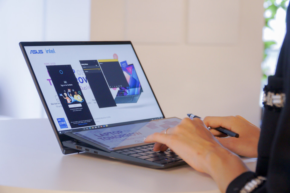 ZenBook Duo 14 UX482 cũng được mệnh danh là laptop 14 inch 2 màn hình mỏng nhẹ nhất thế giới nhờ vào trọng lượng 1,6 kg và độ mỏng 16,9mm. (Ảnh: Minh Sơn/Vietnam+)