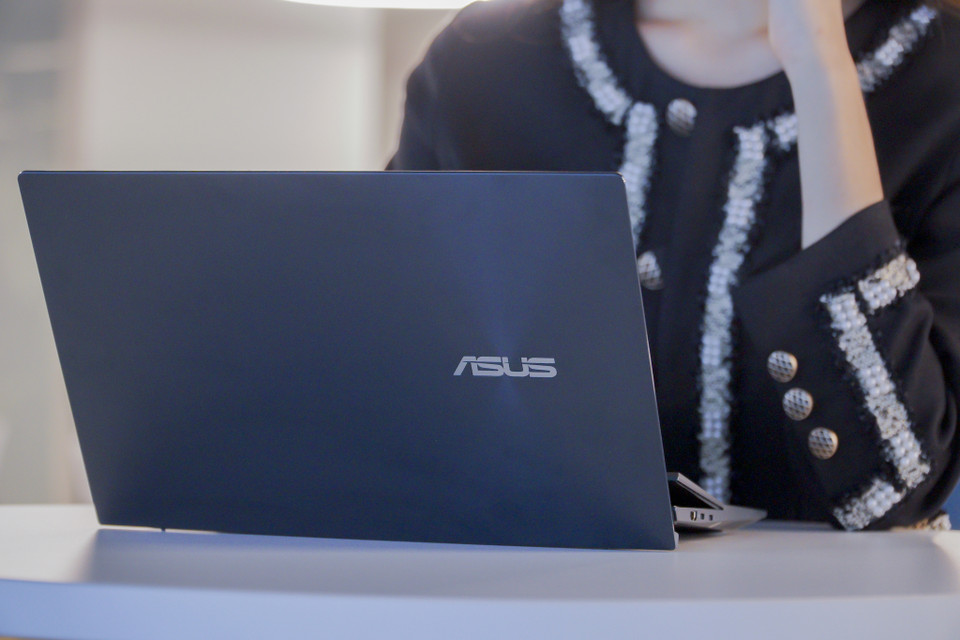 Về ngoại hình máy hầu như không có thay đổi nhiều so với phiên bản tiền nhiệm, vẫn là màu Celestial Blue cùng thiết kế cũ, sử dụng hợp kim nhôm-magiê cho toàn bộ thân máy. Nắp máy sử dụng công nghệ ErgoLift của ASUS, giúp thiết bị có thêm khả năng làm mát. (Ảnh: Minh Sơn/Vietnam+)