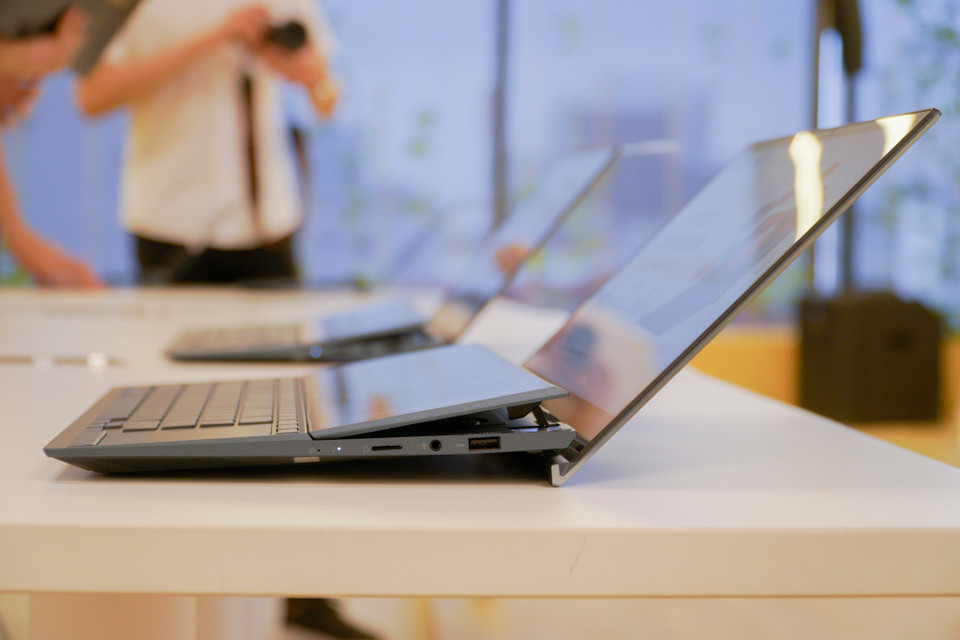 ZenBook Duo 14 UX482 đem đến cho người sử dụng tùy chọn lên đến Core i7-1165G7 tốc độ 4.7GHz. (Ảnh: Minh Sơn/Vietnam+)
