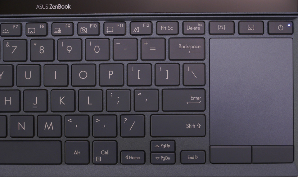 Tại khu vực bàn phím, layout phím đã được thay đổi 1 chút ở khu vực Page up/down gọn trong 1 hàng để đem lại sự gọn gàng, tuy nhiên khi trải nghiệm gõ phím khá khó chịu và dễ bị chạm vào khu vực touchpad. (Ảnh: Minh Sơn/Vietnam+)