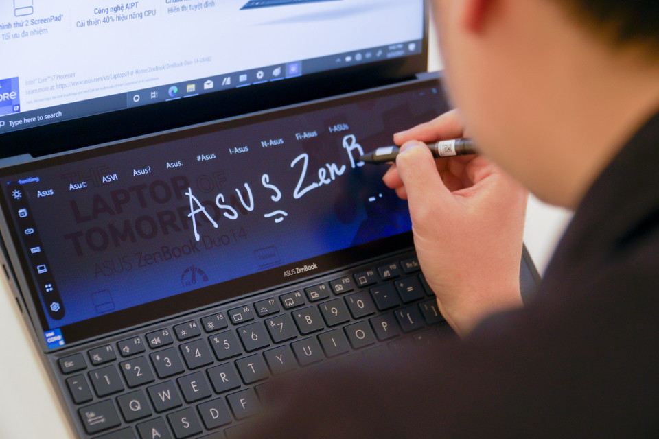 ASUS cung cấp thêm 2 tính năng đặc biệt cho ScreenPad Plus. Một là biến màn hình thứ 2 này thành bàn di chuột kích thước lớn. Hai là kết hợp với hãng phần mềm Adobe cung cấp một giao diện làm việc chuyên nghiệp trong những ứng dụng Photoshop, Lightroom, Premiere Pro và After Effects. (Ảnh: Minh Sơn/Vietnam+)