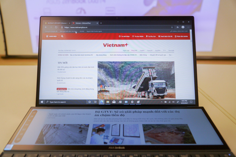 Màn hình của phiên bản Zenbook Duo bao phủ tới 93%, tăng 3% so với bản cũ. Độ sáng của phiên bản này cũng đạt tới 400 NIT và độ phủ màu là 100% sRGB, thích hợp cho nhu cầu sử dụng chỉnh ảnh, thiết kế đồ hoạ,… (Ảnh: Minh Sơn/Vietnam+)