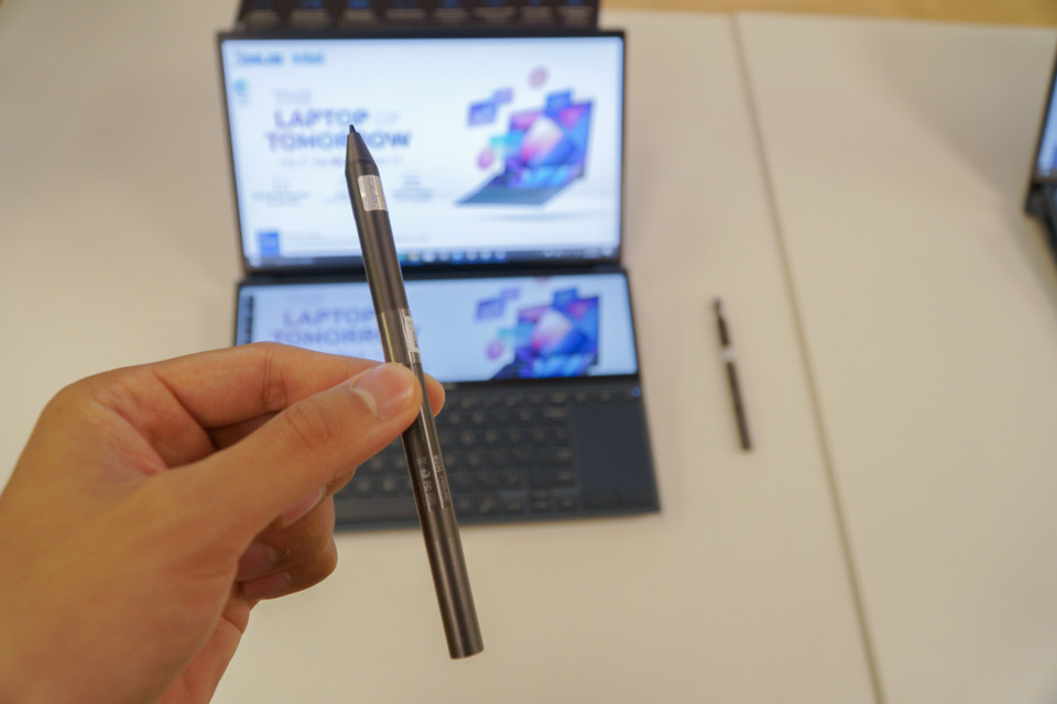 Để hỗ trợ cho khả năng làm việc đa nhiệm chuyên nghiệp cũng như tối đa hóa khả năng sáng tạo, ASUS cũng hỗ trợ cảm ứng độ nhạy cao trên cả 2 màn hình cùng bút cảm ứng ASUS Pen thế hệ mới với 4096 mức cảm ứng lực. (Ảnh: Minh Sơn/Vietnam+)