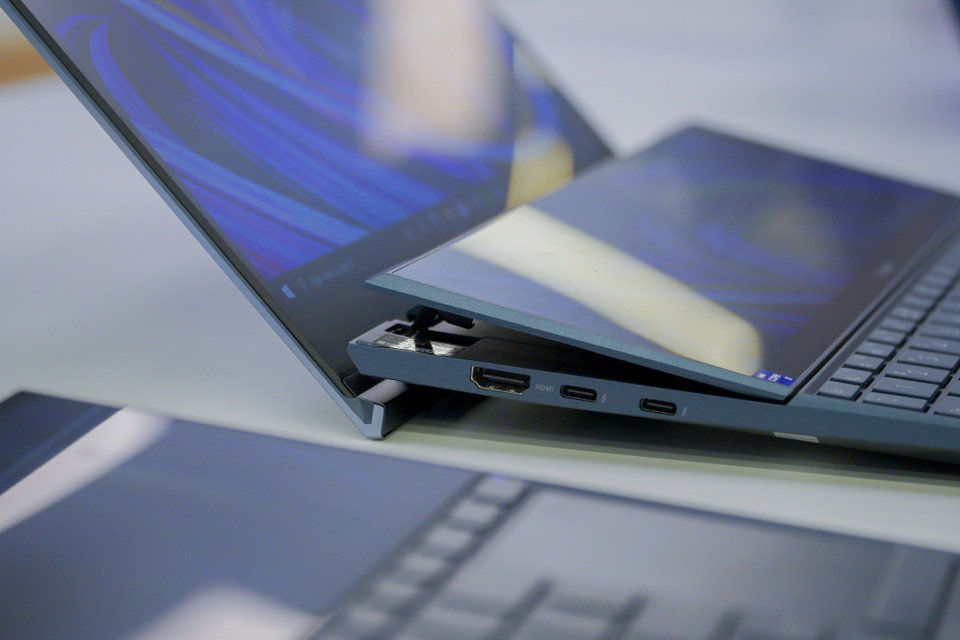 ScreenPad Plus vẫn giữ nguyên kích thước 12.6 inch nhưng giờ đây đã được cải thiện mạnh mẽ từ phần cứng đến phần mềm. Với cơ chế bản lề tự động nâng 7 độ để đạt góc nghiêng tối ưu khi sử dụng, người dùng sẽ có trải nghiệm liền lạc giữa 2 màn hình, không còn tình trạng lệch màu hay độ nét, độ sáng giữa 2 màn hình hiển thị. (Ảnh: Minh Sơn/Vietnam+)