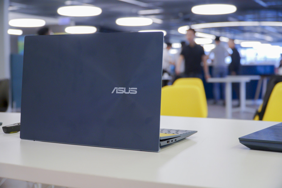 Zenbook Duo 14 (UX482) 2021 là mẫu laptop 2 màn hình mới nhất được nâng cấp của ASUS với màn hình ScreePad Plus kích thước 12.6 inch có cơ chế tự động nâng và nghiêng khi mở máy và liền lạc với màn hình chính 14 inch trong những tác vụ đa nhiệm. (Ảnh: Minh Sơn/Vietnam+)