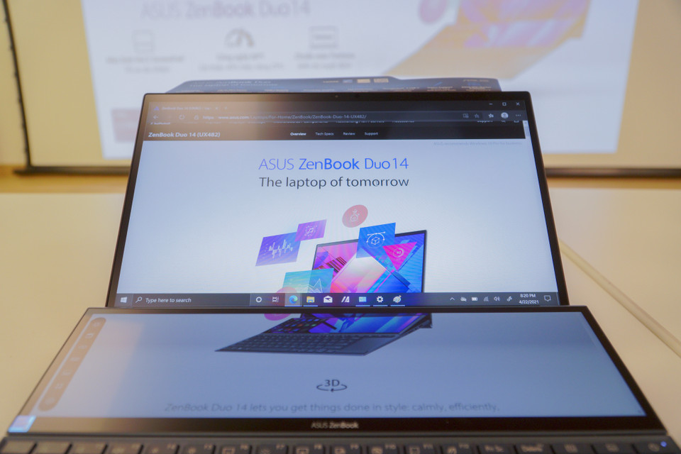 ZenBook Duo 14 UX482 sở hữu hệ thống tản nhiệt AAS+ tương tự như trên những mẫu máy laptop gaming danh tiếng của ASUS. Hệ thống 2 quạt làm mát hiệu suất cao với 59 cánh, ống dẫn nhiệt kích thước lớn 10mm và góc nâng 7 độ của ScreenPad Plus giúp tăng 49% lưu lượng của luồng khí làm mát giúp vi xử lí Intel Core thế hệ thứ 11 trên chiếc máy này luôn giữ được mức TDP 28W. (Ảnh: Minh Sơn/Vietnam+)