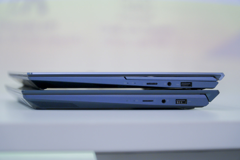 Để dễ dàng kết nối với thiết bị ngoại vi, bộ đôi cổng Thunderbolt 4 mới nhất hỗ trợ sạc pin bằng chuẩn Power Delivery, xuất hình ảnh và cung cấp băng thông tốc độ cao 40GBps. ASUS cũng không quên bổ sung thêm những cổng thông dụng như HDMI, USB Type A cũng như đầu đọc thẻ MicroSD. (Ảnh: Minh Sơn/Vietnam+)