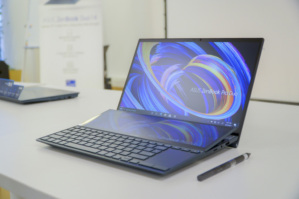 Màn hình chính kích thước 14 inch, độ phân giải Full HD với viền màn hình NanoEdge 4mm cực mỏng trên cả 4 cạnh, cho tỉ lệ hiển thị màn hình trên thân máy đạt 93%. ASUS cũng đã trang bị tấm nền loại tốt nhất có độ phủ màu 99% dải màu sRGB với chứng nhận từ PANTONE, ngoài ra, màn hình này cũng có độ sáng 400 nit cực cao. (Ảnh: Minh Sơn/Vietnam+)