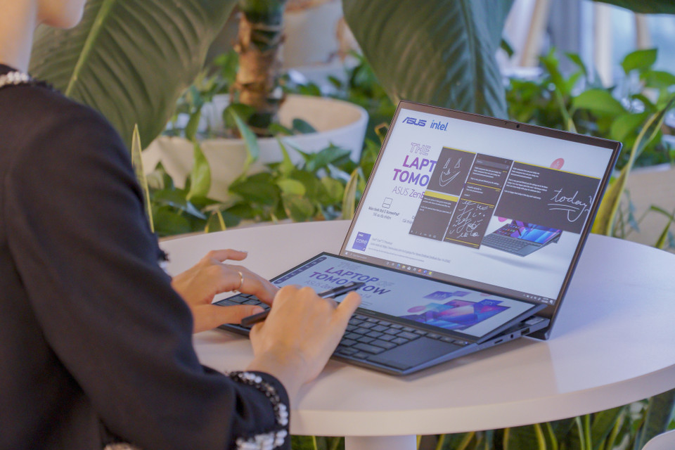 Điều khác biệt lớn nhất ở phiên bản Asus Zenbook UX482 đó là phần màn hình phụ (ScreenPad Plus) đã có lẫy để đẩy lên cao hơn khoảng 5% so với bản cũ, giúp người dùng có góc nhìn thuận tiện hơn. Chất lượng màn hình cũng được cải thiện, kích cỡ tăng lên thành 4K (3840 x 1100) UHD so với bản cũ chất lượng Full HD. (Ảnh: Minh Sơn/Vietnam+)