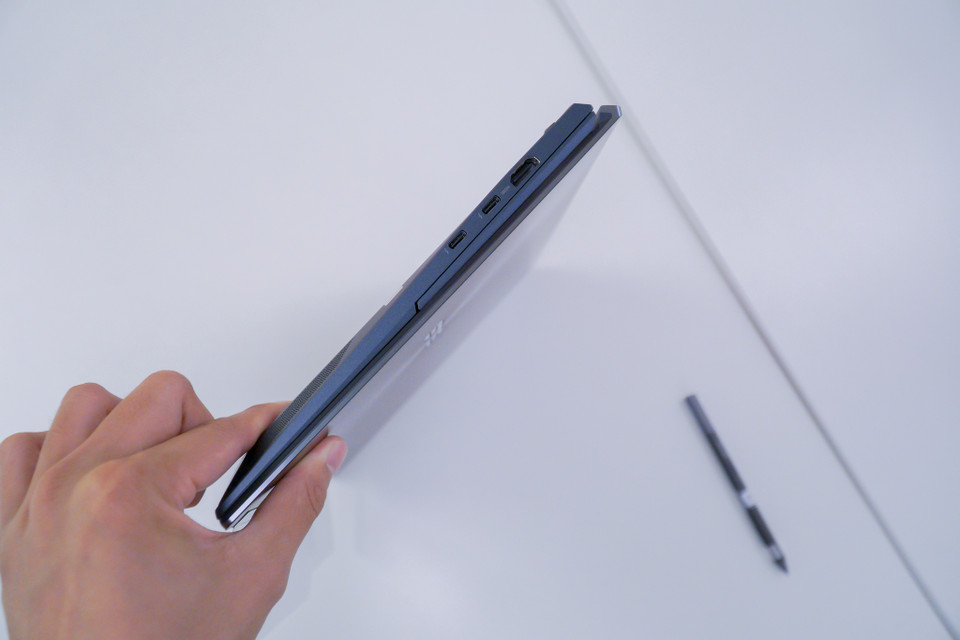 ZenBook Duo 14 UX482 sở hữu vi xử lí Intel Core thế hệ 11, hiệu năng cao hơn 40% so với đối thủ nhờ công nghệ AIPT độc quyền của ASUS với thiết lập mức TDP ở 28W thay vì 15W. Vi xử lí mạnh mẽ này sẽ kết hợp cùng bộ nhớ LPDDR4x, lưu trữ SSD chuẩn PCIe và đồ họa NVIDIA MX450. 