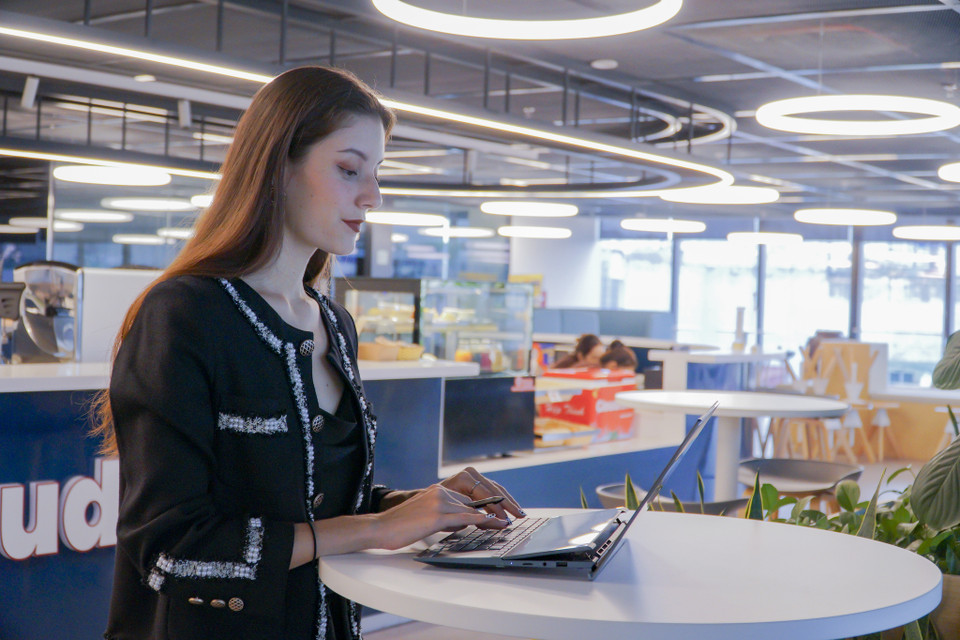 Pin phiên bản Zenbook mới lên tới 71Wh, cho thời gian sử dụng thực đến từ 8-10 giờ với đủ loại tác vụ. (Ảnh: Minh Sơn/Vietnam+)