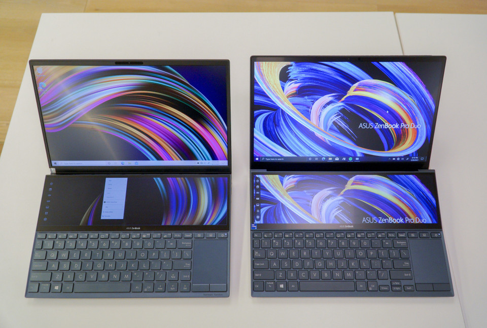  Trọng lượng của phiên bản mới từ 1,57 kg, nặng hơn một chút so với bản trước đó và có độ dày 16,9 mm, mỏng hơn 3mm so với ZenBook Duo 14 đời 2019 bên trái. (Ảnh: Minh Sơn/Vietnam+)