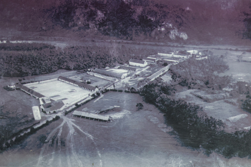 Ông Đỗ Đình Thiện đã đứng ra cho chính quyền Cách mạng Việt Nam mượn nhà xưởng, máy điện, kho bãi tại đồn điền Chi Nê của gia đình để đặt nhà máy in tiền. Toàn cảnh đồn điền Chi Nê ngày xưa được chụp từ trên máy bay. (Ảnh: Khu di tích lịch sử Nhà máy in tiền)