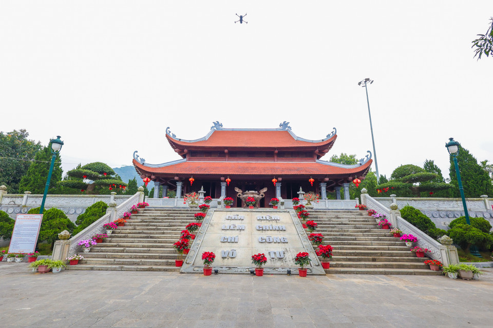 Khu di tích bao gồm những địa điểm: Cổng vào khu di tích, nhà tưởng niệm, nhà bia, nhà phụ trợ, ngôi nhà trung tâm của đồn điền xưa, nhà máy in tiền đầu tiên của chính quyền Cách mạng và kho để tiền sau khi in. (Ảnh: Minh Sơn/Vietnam+)