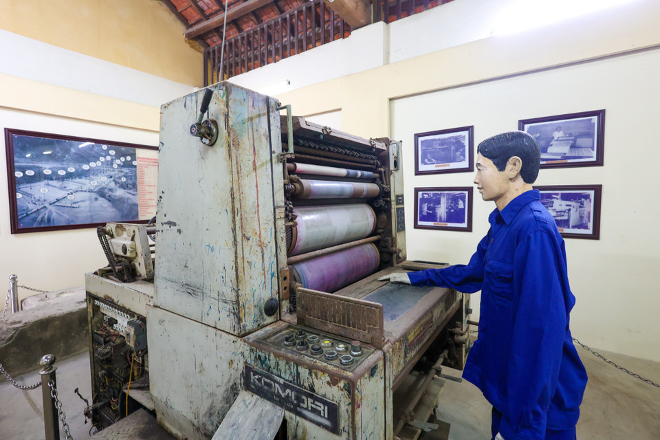 Những đồng tiền đầu tiên của Việt Nam được in ra trải qua nhiều công đoạn khác nhau. Điều đặc biệt dù đã trải qua tuổi đời gần trăm năm nhưng chiếc máy in này vẫn có thể hoạt động được. (Ảnh: Minh Sơn/Vietnam+)