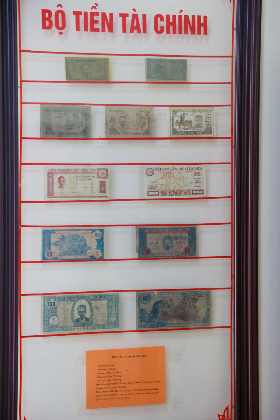 Những đồng tiền đầu tiên của Việt Nam có hình Bác Hồ được in tại nhà máy in tiền Chi Nê. Tờ tiền có mệnh giá lớn nhất khi đó là 100 đồng, nổi tiếng với tên gọi tờ bạc "con trâu xanh.” (Ảnh: Minh Sơn/Vietnam+)