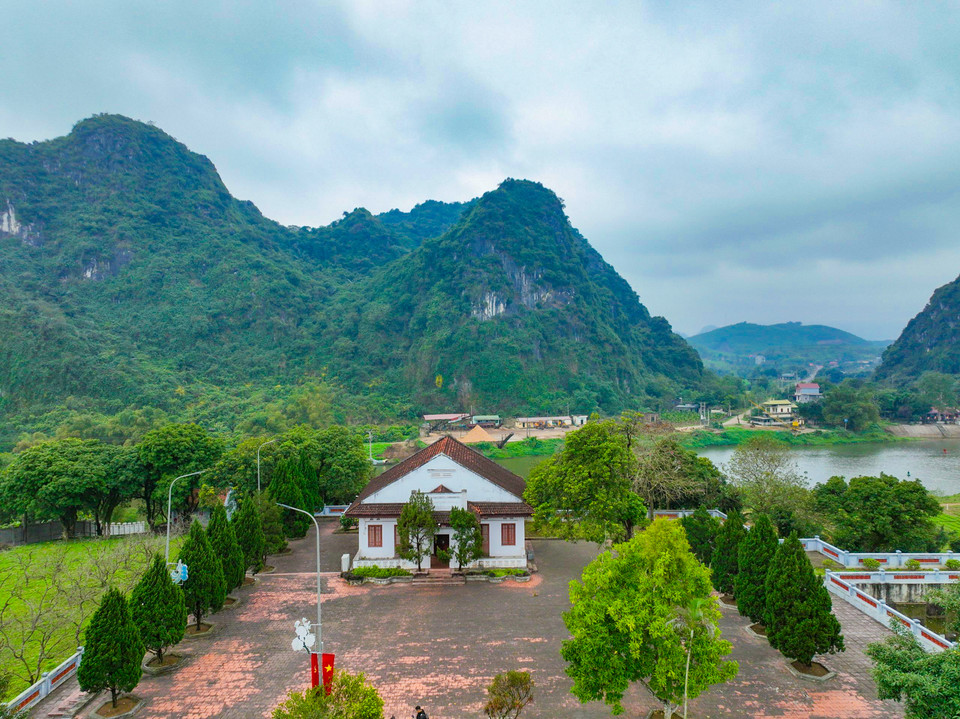 Ngôi nhà trung tâm của đồn điền xưa. Đồn điền Chi Nê khi xưa nằm trên diện tích rộng hơn 7.000ha, do một ông chủ người Pháp khai phá, trồng nhiều cà phê, cao su, xây dựng nhà điều hành, xưởng, kho bãi và các chuồng trại chăn nuôi gia súc. Nhà tư sản yêu nước Đỗ Đình Thiện đã mua lại năm 1943 với giá 2.000 lượng vàng. (Ảnh: Minh Sơn/Vietnam+)