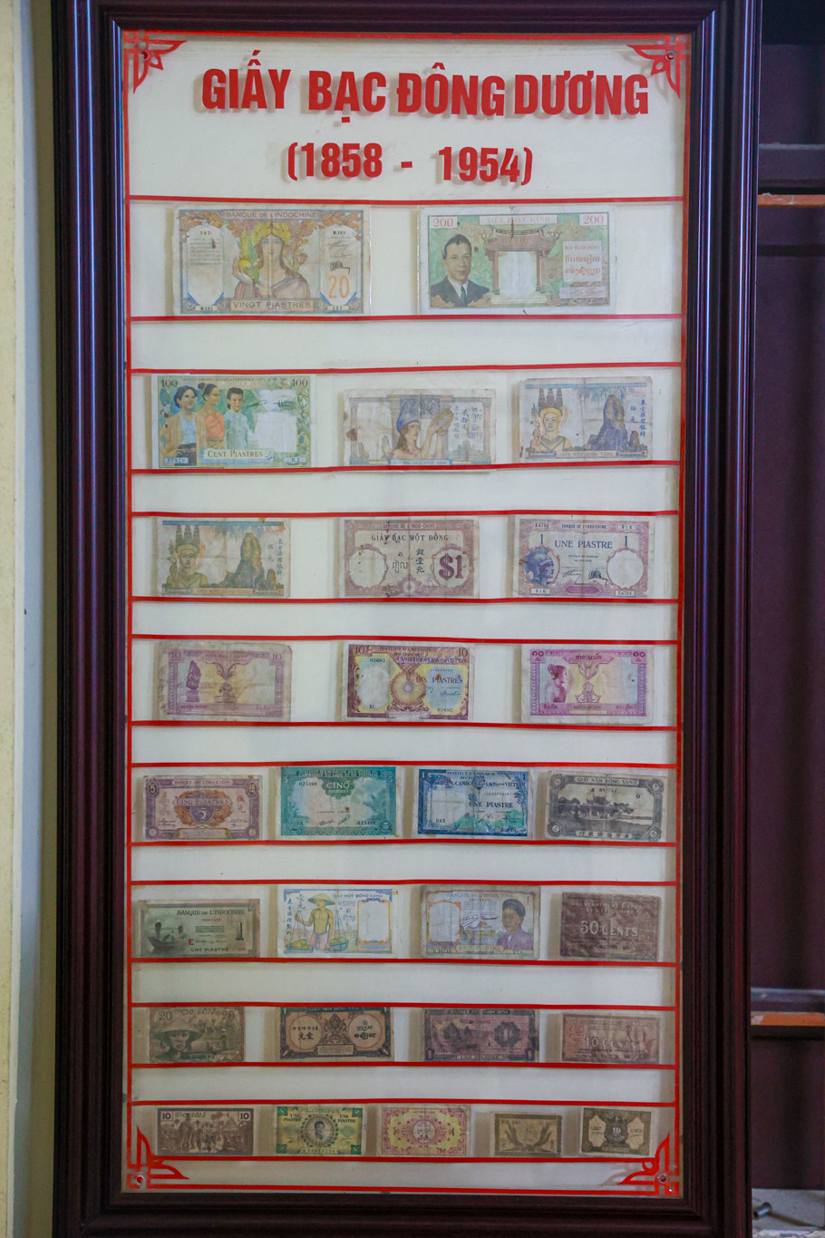 Tiền giấy bạc Đông Dương thời Pháp thuộc. (Ảnh: Minh Sơn/Vietnam+)