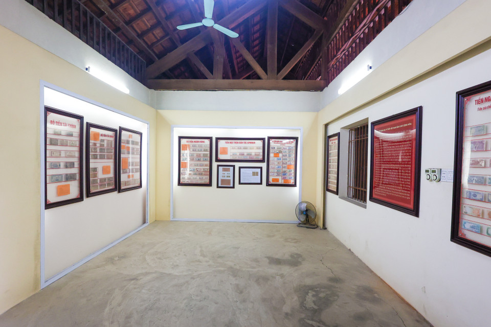 Nơi đây mỗi năm thu hút hàng nghìn người đến tham quan, ghi nhớ công lao to lớn của Bác Hồ - người khai sinh ra nước Việt Nam, cũng như nhà tư sản yêu nước Đỗ Đình Thiện - người cống hiến tài sản quý giá cho đất nước để in ra những tờ tiền đầu tiên của đất nước,” chị Đào Kim Cúc – Ban quản lý Khu di tích lịch sử Nhà máy in tiền chia sẻ. (Ảnh: Minh Sơn/Vietnam+)