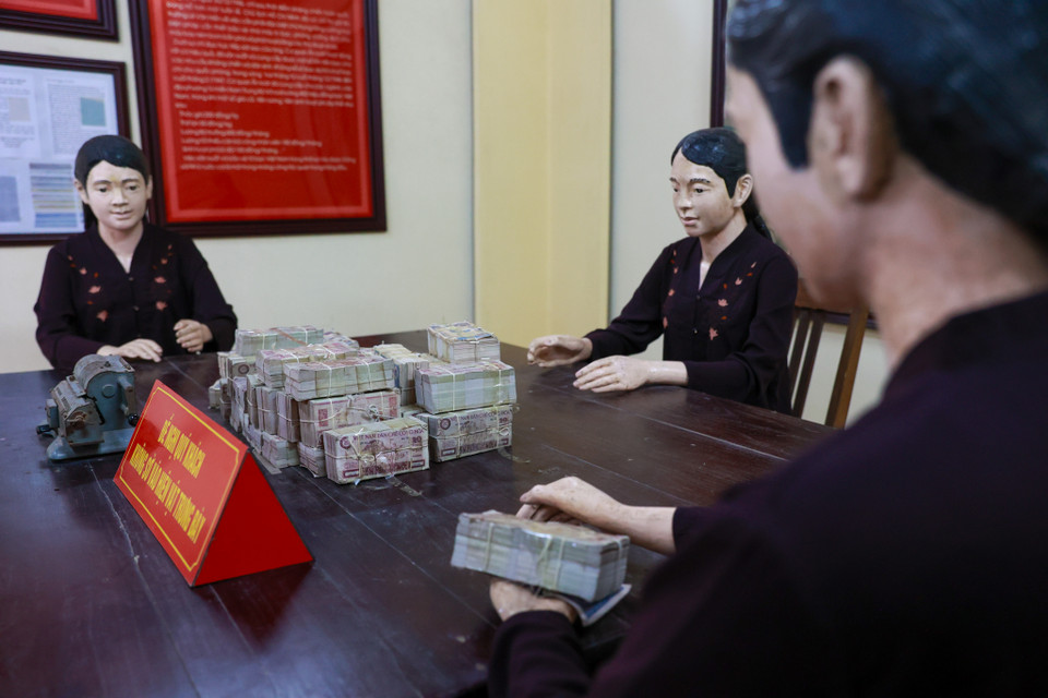 Những cọc tiền với đủ các mệnh giá được phục dựng tại xưởng in tiền tại Khu di tích Nhà máy in tiền. (Ảnh: Minh Sơn/Vietnam+)