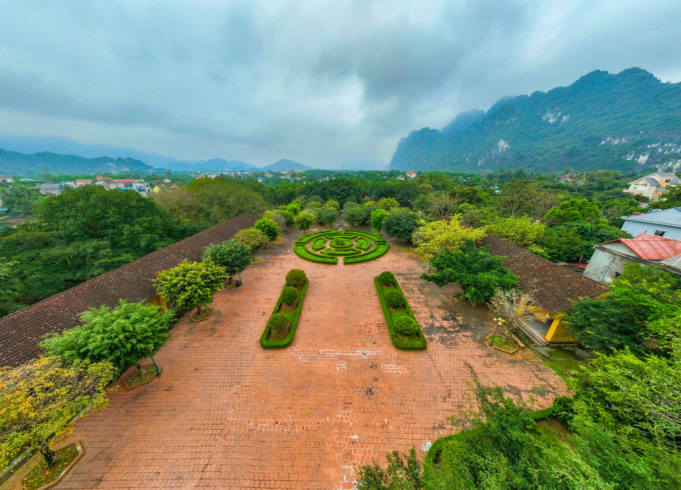 Nhằm phục dựng lại hình ảnh của đồn điền Chi Nê gắn với sự kiện lịch sử Nhà máy in tiền đầu tiên của nước Việt Nam Dân chủ Cộng hoà, đồng thời tôn vinh những đóng góp của gia đình ông Đỗ Đình Thiện, từ năm 2010 Nhà nước đã thành lập Khu di tích lịch sử Nhà máy in tiền, tiến hành đầu tư trùng tu, nâng cấp công trình. (Ảnh: Minh Sơn/Vietnam+)