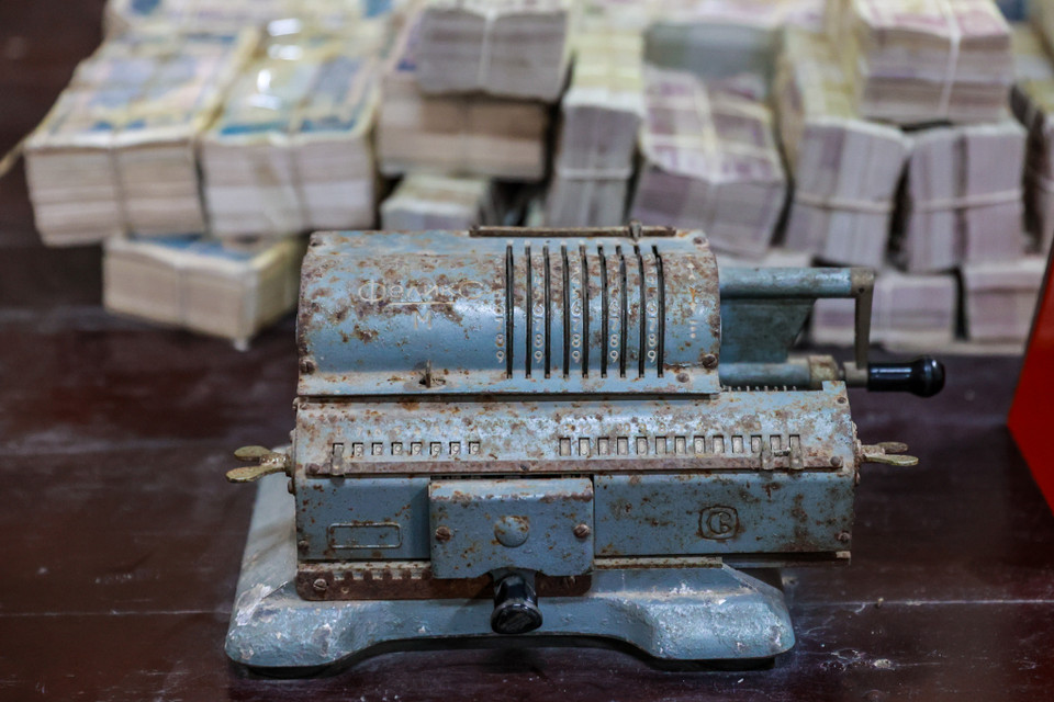 Chiếc máy dập số seri tiền duy nhất tại Khu di tích được bảo quản tốt qua hàng chục năm. (Ảnh: Minh Sơn/Vietnam+)