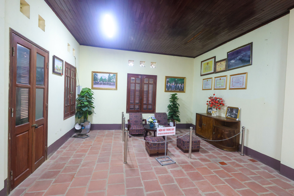 Tháng 2/1947, Bác Hồ đến thăm nhà máy in tiền và nghỉ ngơi tại đồn điền Chi Nê. Bác căn dặn các công nhân: "Đây là Nhà máy in tiền của ta, các chú cần giữ gìn cẩn thận, phải thi đua nhau làm việc để in được nhiều tiền cho cả nước tiêu dùng và công cuộc kháng chiến cứu quốc.” (Ảnh: Minh Sơn/Vietnam+)